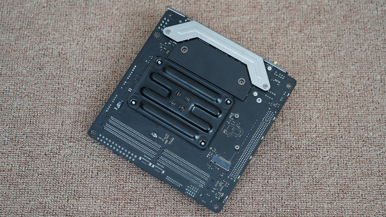 哪个机箱可以装3槽显卡,什么样的显卡适合装itx主机