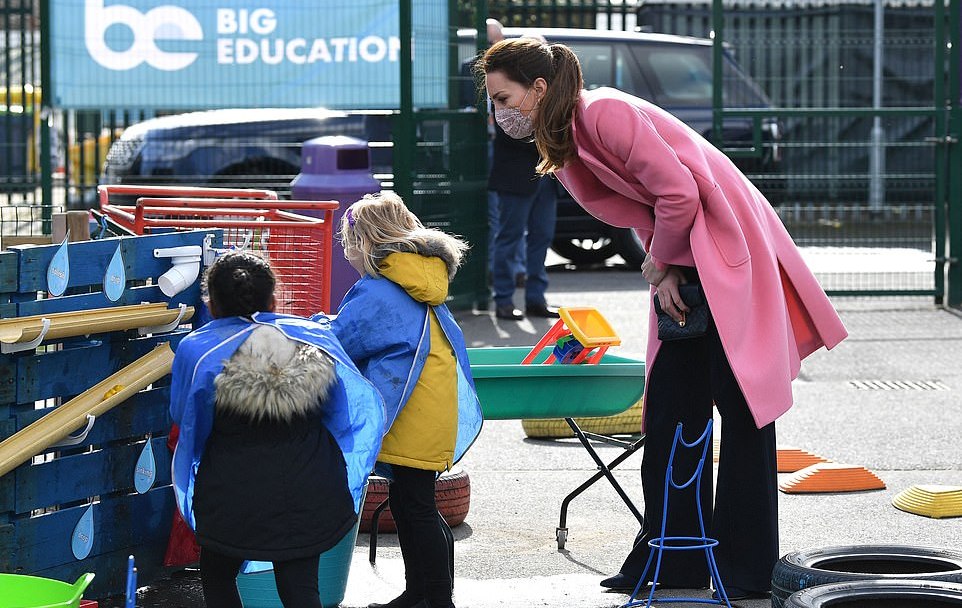 凯特就背1千3的包？穿粉色另有深意，梅根4万块的卡地亚手表送女儿