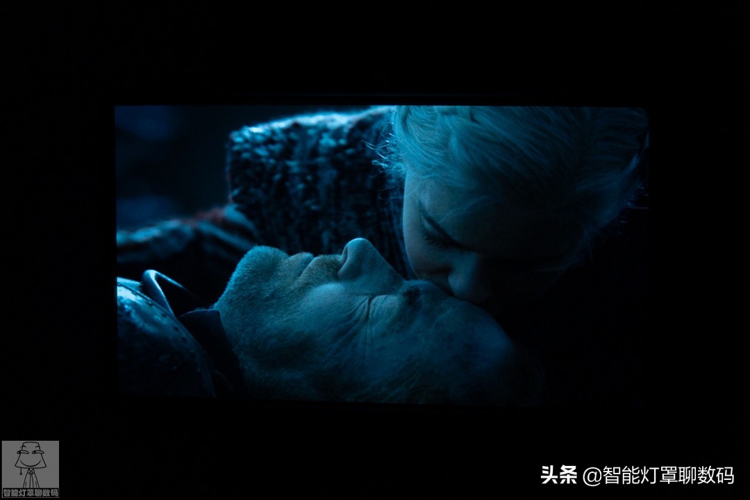 深圳小伙的快乐出租屋(上):千元1080P投影+头戴蓝牙耳机