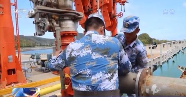 近距离观看中国航母,近距离看山东航母