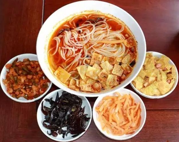 长大后才知道螺蛳粉的味道,小时候有一碗关于螺蛳粉的回忆