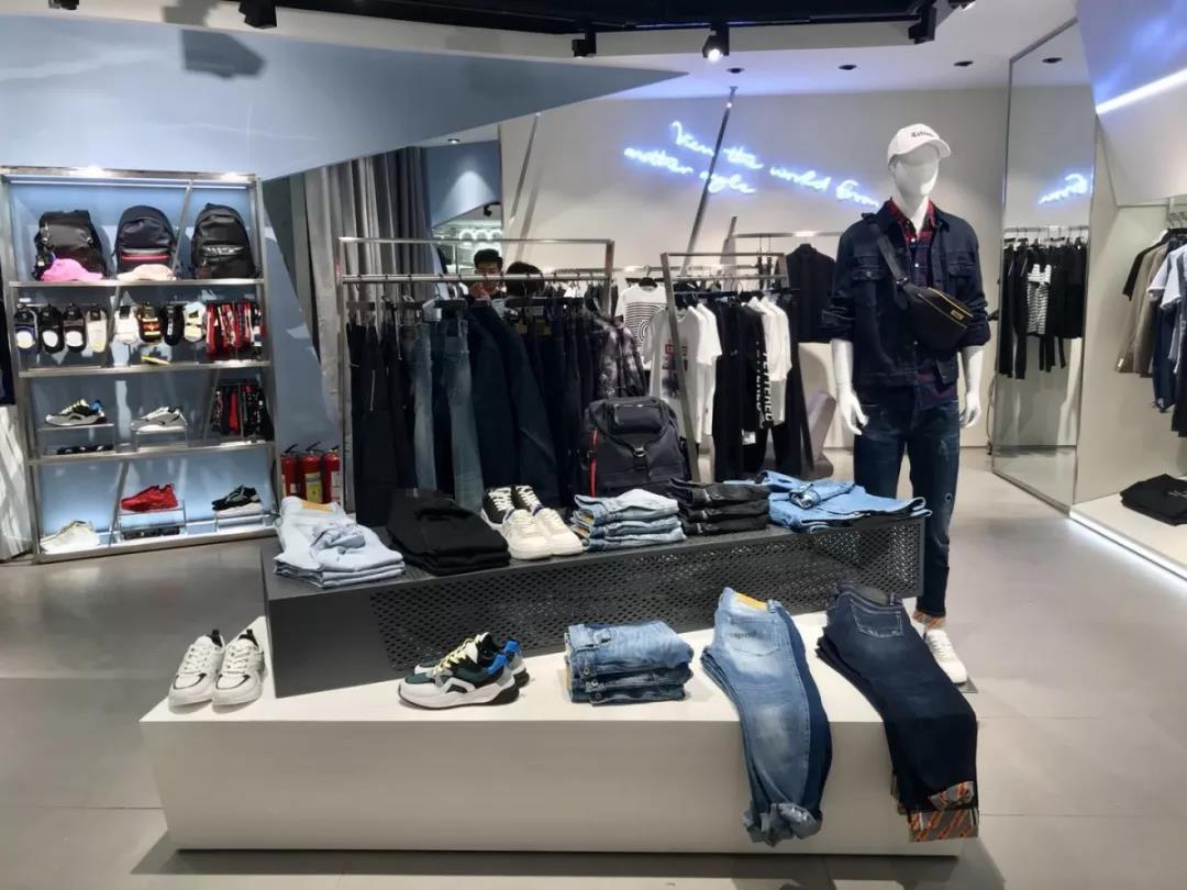 卡宾中国风男装,卡宾男装店铺装修风格