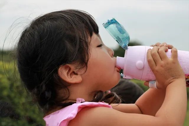 小孩中暑的症状和处理方法,小孩中暑的症状是什么及解决办法