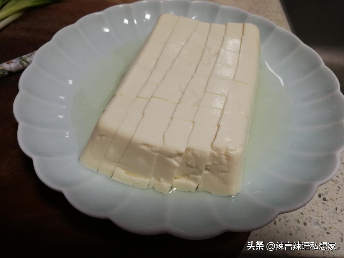鱼头炖豆腐要不要把鱼头先腌一下,鱼头豆腐怎么去腥臭味