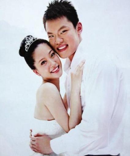 揭秘朱芳雨与现任妻子的恩爱秘密,朱芳雨三次婚姻