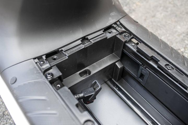 大灯炫酷有型,九号e100大灯效果