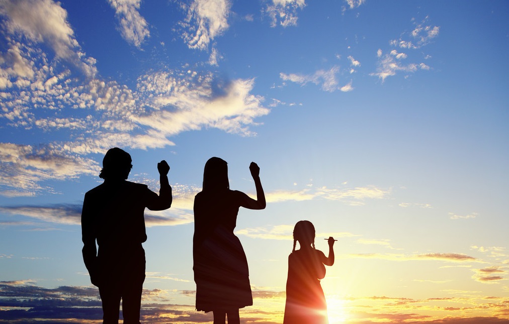 10岁女孩因好奇给*体下**塞东西，妈妈发现后赶紧送医院