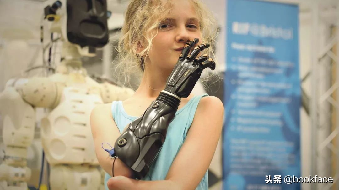 13岁无臂女孩成最酷“美妆博主”:不惧命运的人太酷了