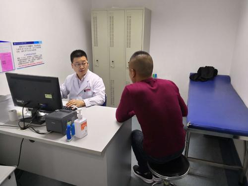 给女顾客下药男子被刑拘,给女顾客下药嫌疑男子被刑拘