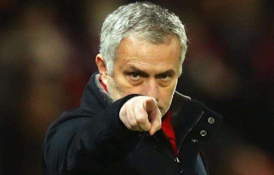 穆里尼奥滑跪庆祝狼队,穆里尼奥球场狂奔庆祝