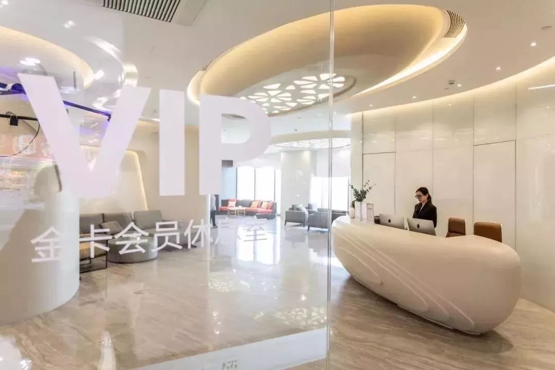 国庆单日客流量超38万，广州百信广场“热血”15年迎来消费新时代