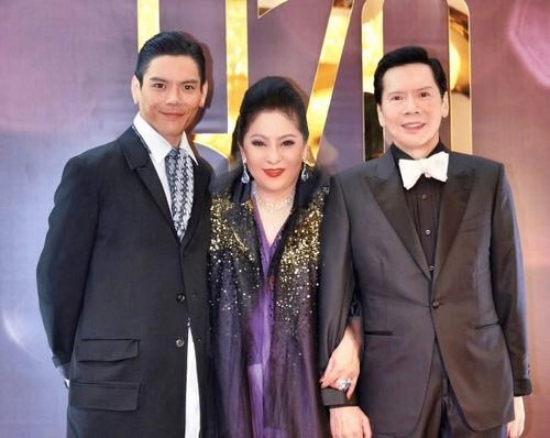 她6岁患绝症，18岁被卖进歌舞厅，这个征服向华强的女人，有多狠