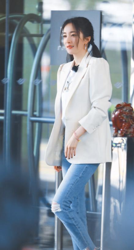 34岁杨幂再现少女感穿搭,杨幂新中式马甲穿搭