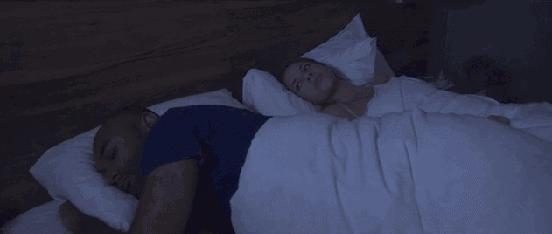 这样睡觉，特容易做*梦春**！劝你别轻易尝试