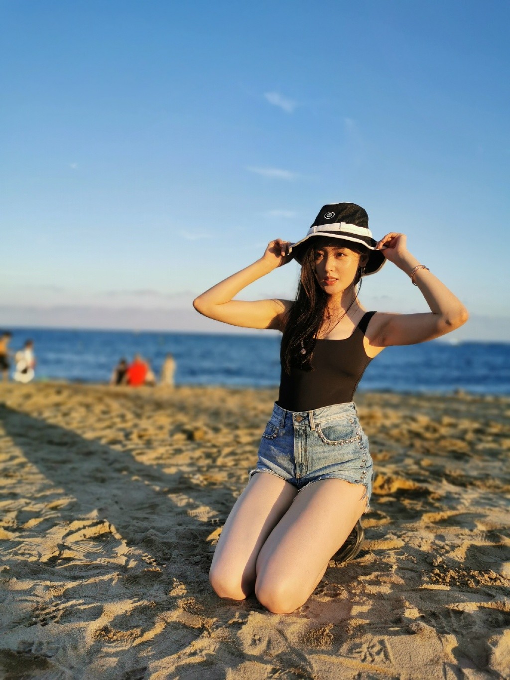 张天爱金色吊带礼服完美身材展现,张天爱超酷造型