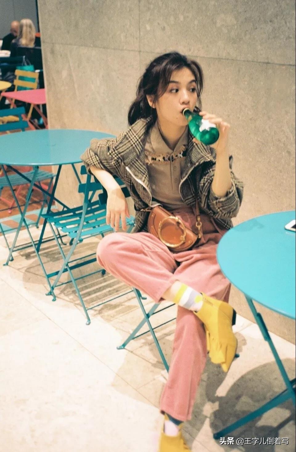 女生怎么摆pose怎么拍照好看,小女孩拍照如何摆pose戴帽子