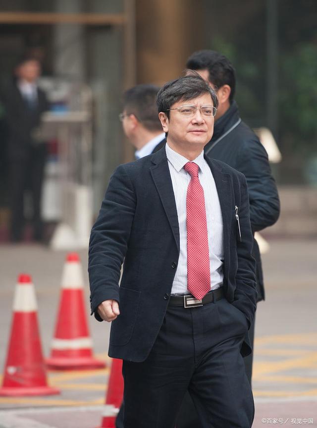 打脸了！耐克暴涨2000亿重回巅峰，郑强教授一语点醒众人