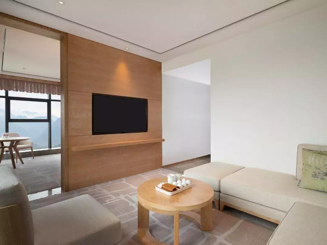 躺酒店床上看风景,躺在星级酒店房间床上看电视