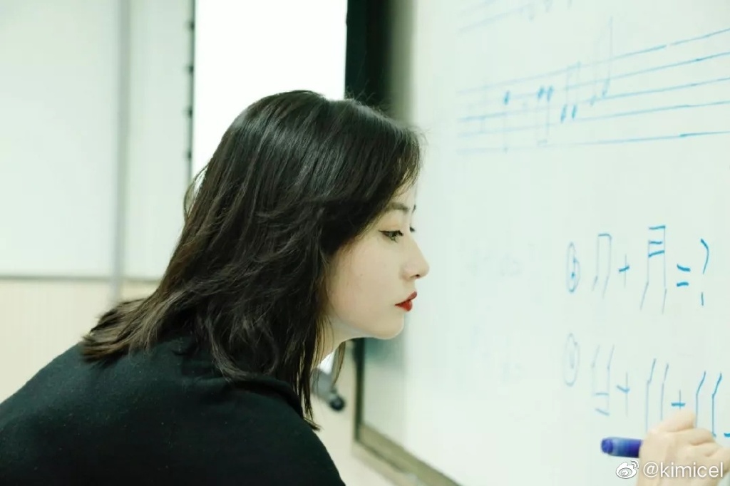 学识加成美得自然真实！温大老师像吴彦祖张震，思政老师撞脸Lisa