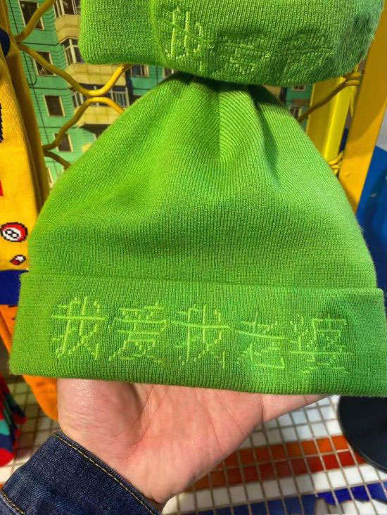 16岁小孩蹲草丛大喊德玛西亚入迷,路过草丛的搞笑视频