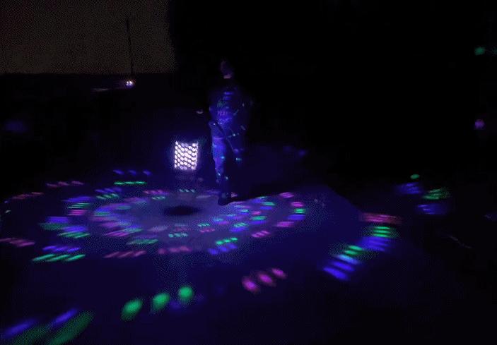 外国人看手工耿蹦迪灯笼,漠叔拿手工耿的蹦迪灯笼