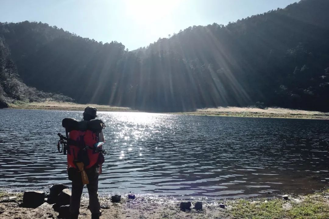 他把工作丢着，专找美景荒地吃饭：这是一天最好的时候