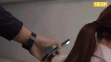 扒开衣服，这女人杀疯了