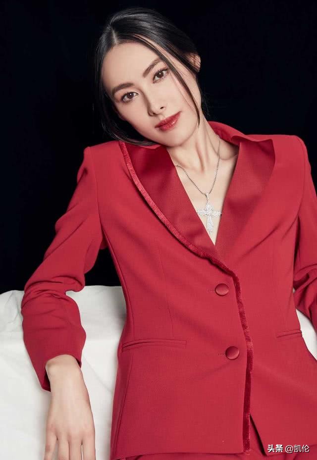 梁洛施马尾背带裙,梁洛施穿短裙子