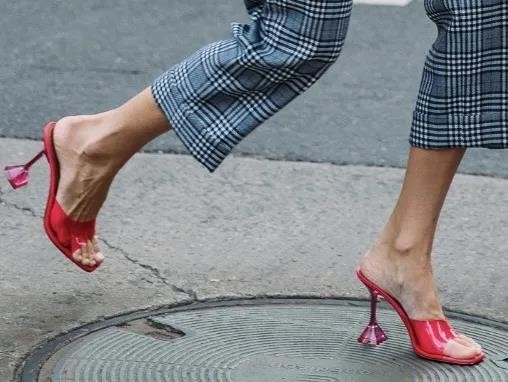 黑色衣服这么穿才有气场,黑色大摆半身裙怎么搭配上衣高级