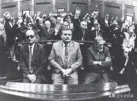 第一个背叛社会主义的国家，史上遭遇4次瓜分，人均收入是中国2倍