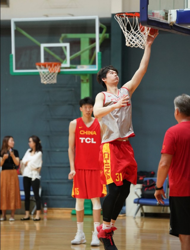 cba穿的李宁篮球鞋,李宁赞助cba都给点什么鞋