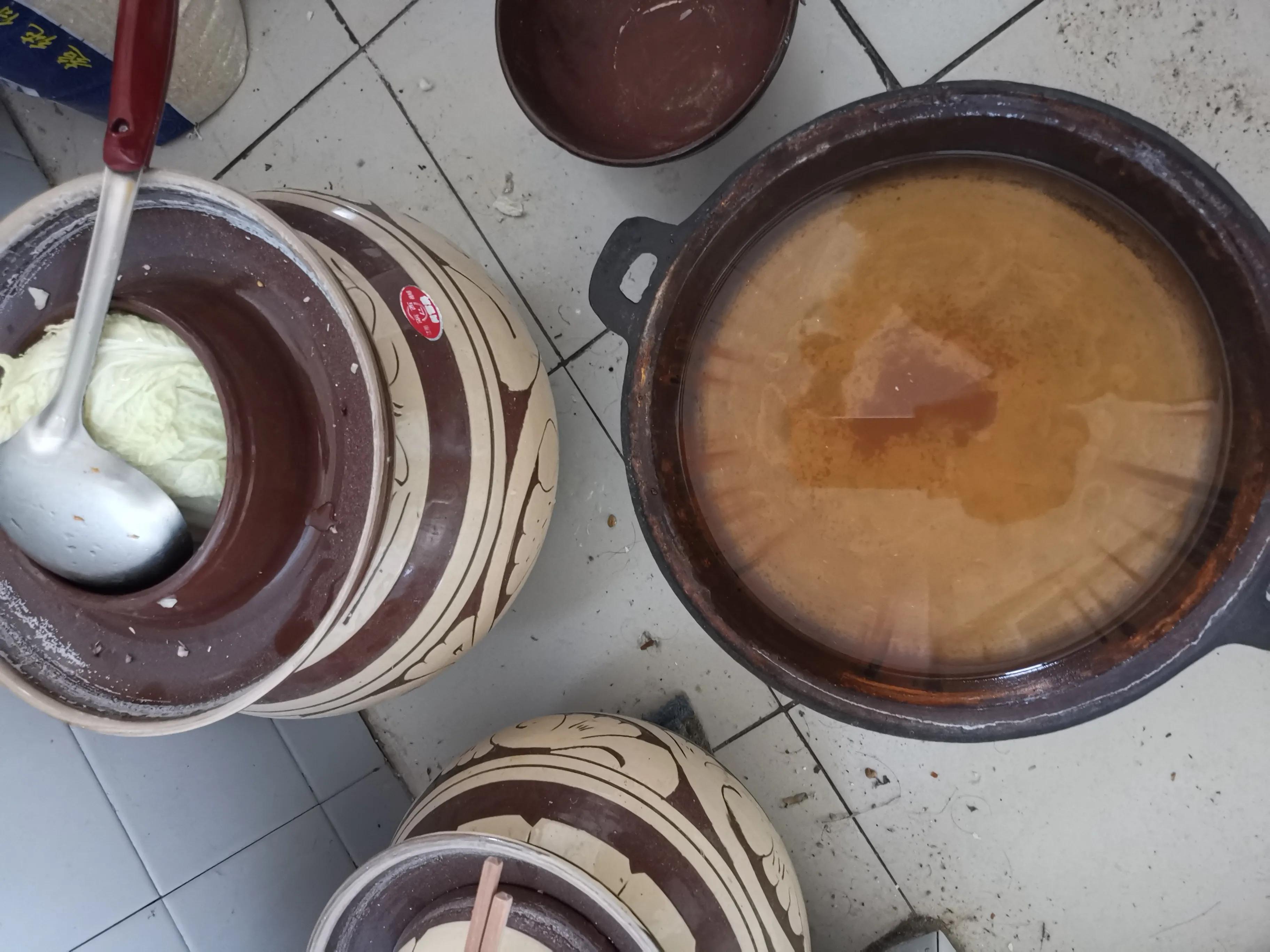 玻璃泡菜坛腌酸菜,泡菜缸里泡老坛酸菜