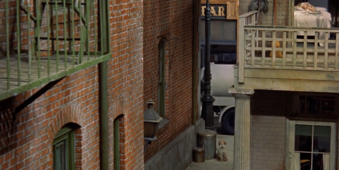 希区柯克经典电影后窗,希区柯克后窗艺术