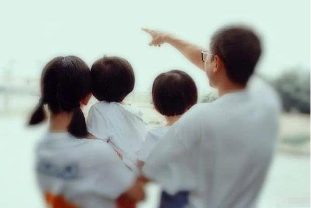 张杰晒与谢娜牵手合影庆祝,张杰晒出和谢娜合照庆结婚十周年