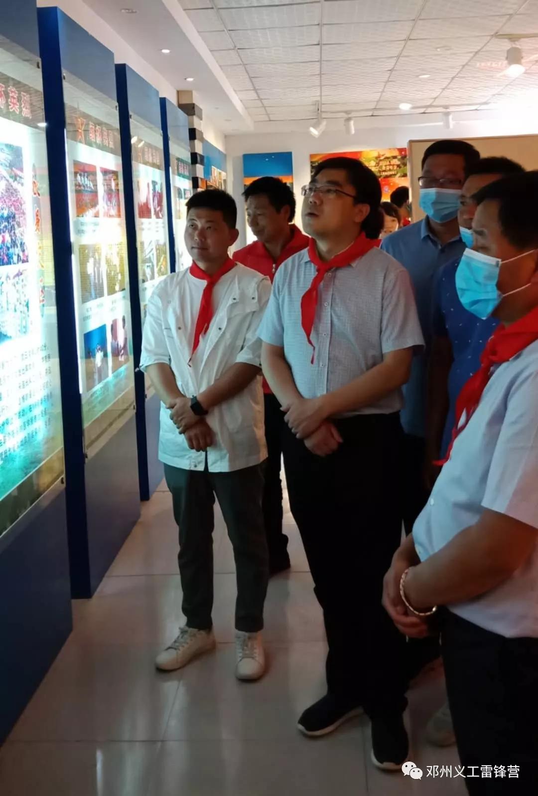 爱心志愿者为农家书屋赠送书,邓州爱心人士捐款