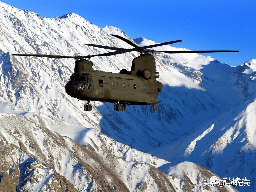 我军空降兵跳伞视频,解放军空降兵大规模跳伞