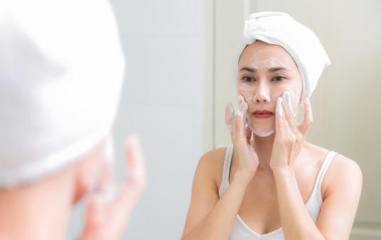 脸上长痘痘怎么办?记好这4个方法,消灭痘痘,皮肤白嫩容颜美