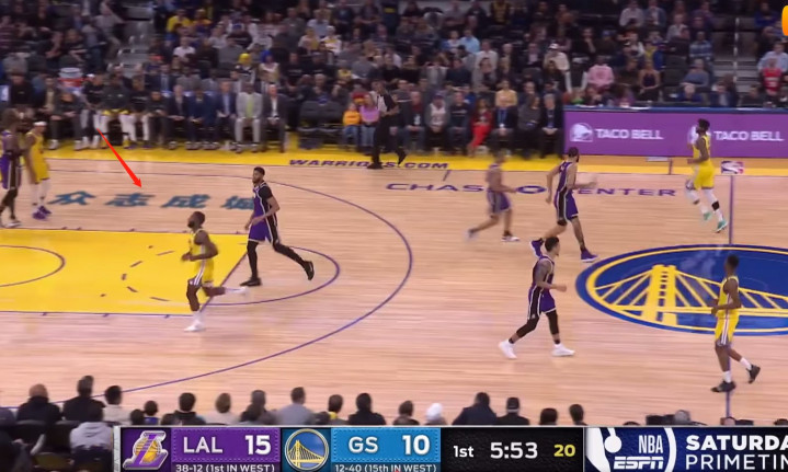 真相！勇士队地板上的“武汉加油”,是腾讯还是NBA的感人之举？