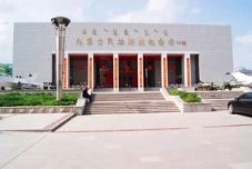 草原上的城市乌兰浩特,草原上升起不落的太阳夕阳正红