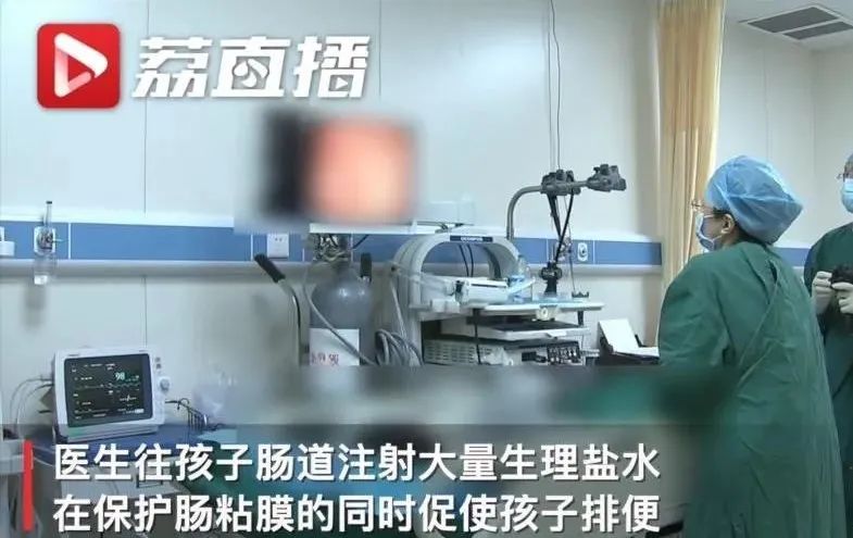 熊孩子用弹弓射人被垃圾车送走,9岁男孩把飞镖塞下来