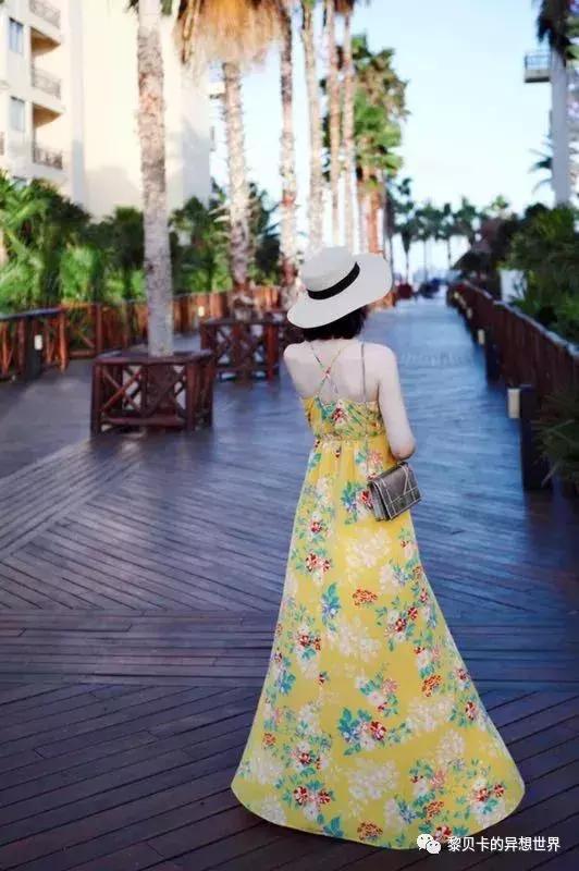 她们穿的连衣裙,她们穿的花裙子