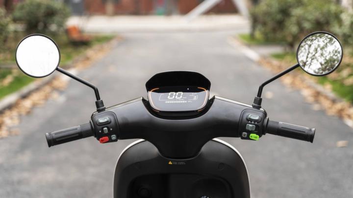 大灯炫酷有型,九号e100大灯效果