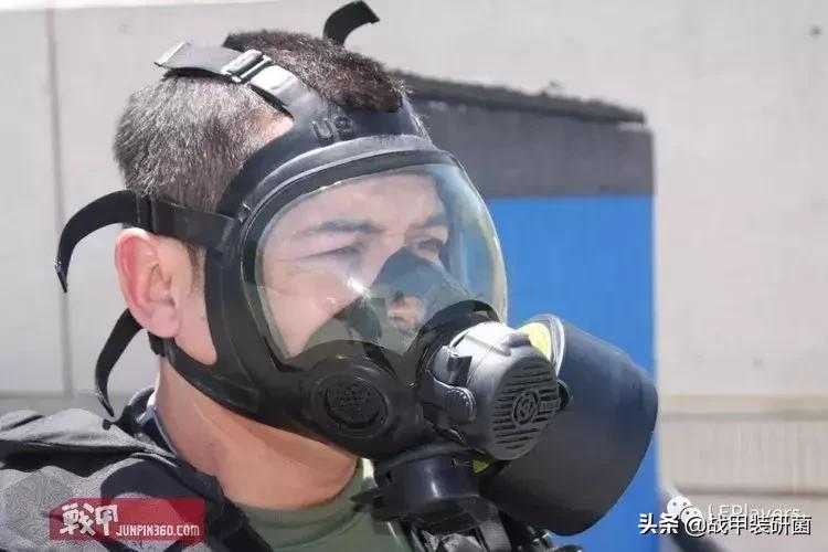 防毒面具的佩戴的动作要领,戴防毒面具的方法和步骤