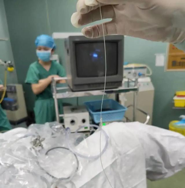 11岁小男孩把钢丝插进尿管,小男孩把数据线插进膀胱