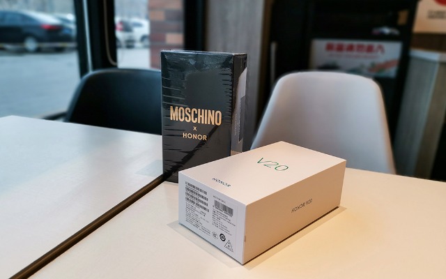 挖孔屏好用吗，相机自带8倍镜，能玩英雄联盟：荣耀V20体验