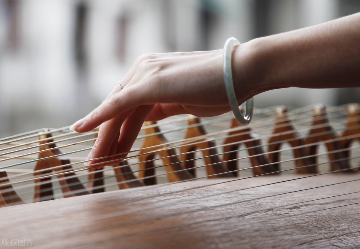 中年人学钢琴好还是古筝好,钢琴古筝吉他哪个最值得学