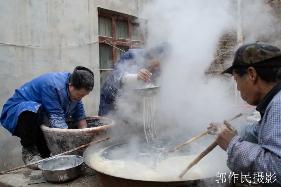 山东漏粉条的过程视频,漏瓢式粉条制作技术视频