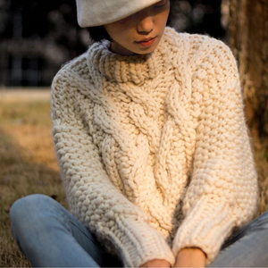 年轻女士的棒针圆肩提花毛衣款式,特粗棒针羊毛渔夫毛衣