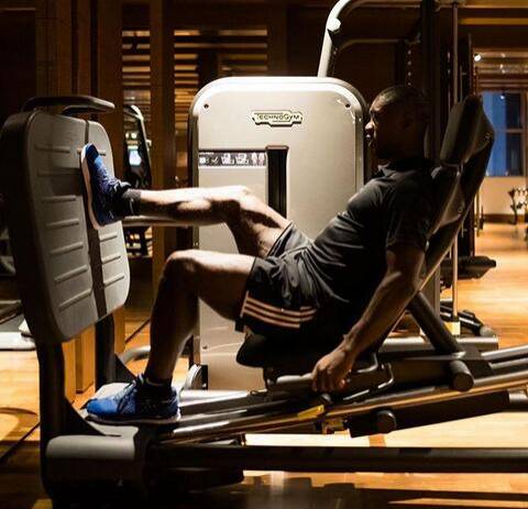 卡洛斯和c罗脚力谁厉害,卡洛斯大腿大还是c罗大腿大