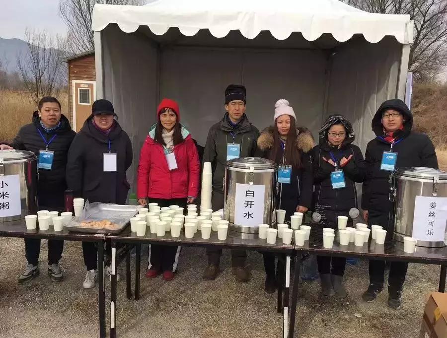 在寒冷中跑步,在马拉松当志愿者